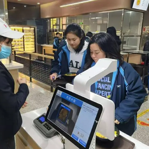 如何在学生食堂实现明厨亮灶？